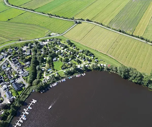Bild eines Campingplatzes am Fluss - Angebote von CampConsult, Berlin