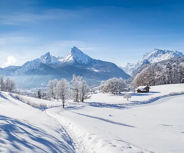 Schnee in einem Skigebiet- CampConult verkauft dort ein Boutiquehotel mit Campingplatz