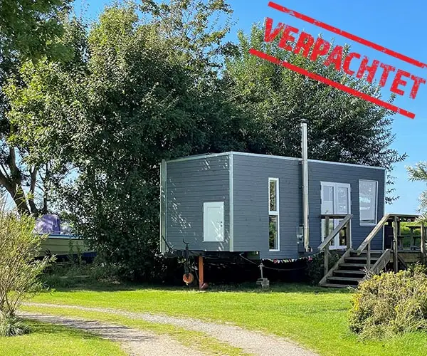 Bild eines Tiny-House auf einem Campingplatz